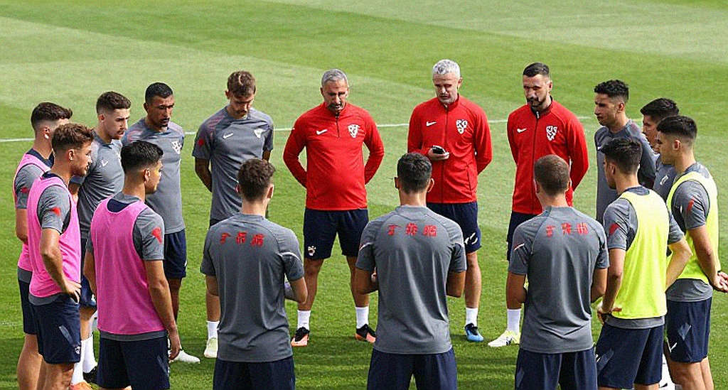 Saka, chất lỏng trong cơ đùi và lỗ hổng cánh phải mà Arsenal chưa từng vá