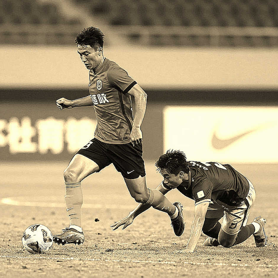 Cú tắc bóng không ai dạy: V-League phạt thẻ, nhưng gốc nằm ở ghế huấn luyện